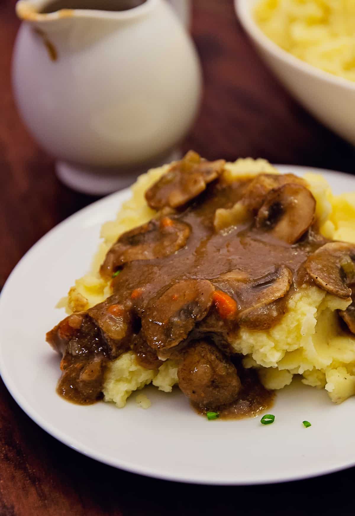 mushroom gravy, mushrooms, gravy, the best mushroom gravy, dinner, lunch, side, gluten free, vegan, vegetarian, whole food plant based, wfpb, recipe, oil free, refined sugar free, easy recipe, vegan recipe, gluten free recipe, vegetarian recipe, almond milk, vegan gravy, vegetarian gravy, whole food plant based gravy, wfpb gravy, vegan potatoes, vegetarian mushrooms, whole food plant based mushrooms, wfpb mushrooms, easy, simple, healthy