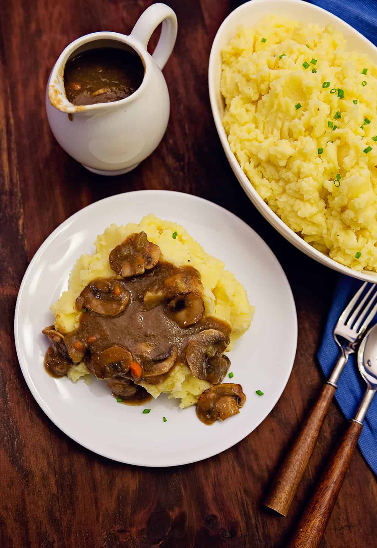 mushroom gravy, mushrooms, gravy, the best mushroom gravy, dinner, lunch, side, gluten free, vegan, vegetarian, whole food plant based, wfpb, recipe, oil free, refined sugar free, easy recipe, vegan recipe, gluten free recipe, vegetarian recipe, almond milk, vegan gravy, vegetarian gravy, whole food plant based gravy, wfpb gravy, vegan potatoes, vegetarian mushrooms, whole food plant based mushrooms, wfpb mushrooms, easy, simple, healthy