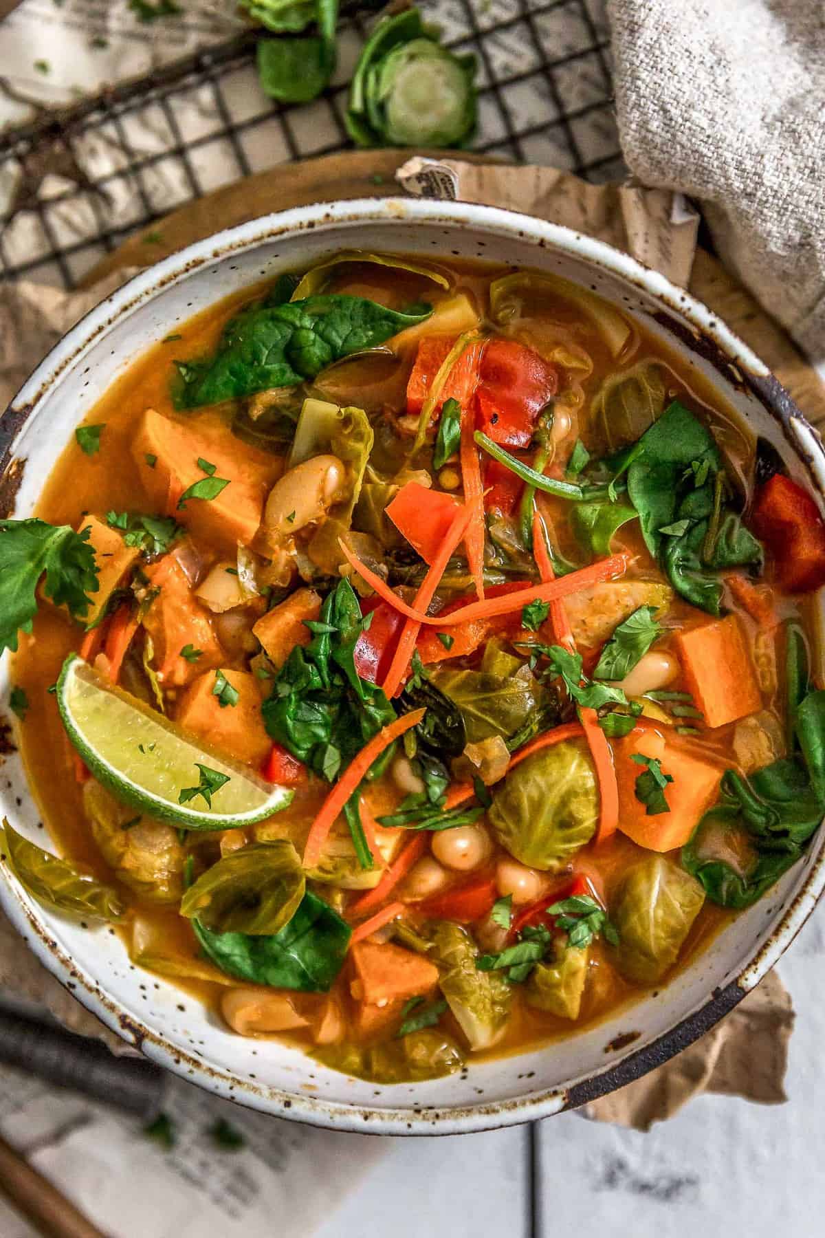 Primer plano de Sopa de Coles de Bruselas al Curry Tailandés