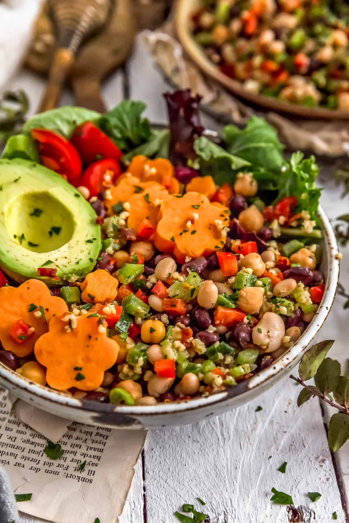 Tazón de verduras con ensalada de judías de la Toscana